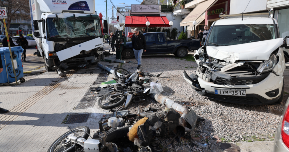Φορτηγό έπεσε πάνω σε σταθμευμένα οχήματα στη Θηβών - Τρεις τραυματίες